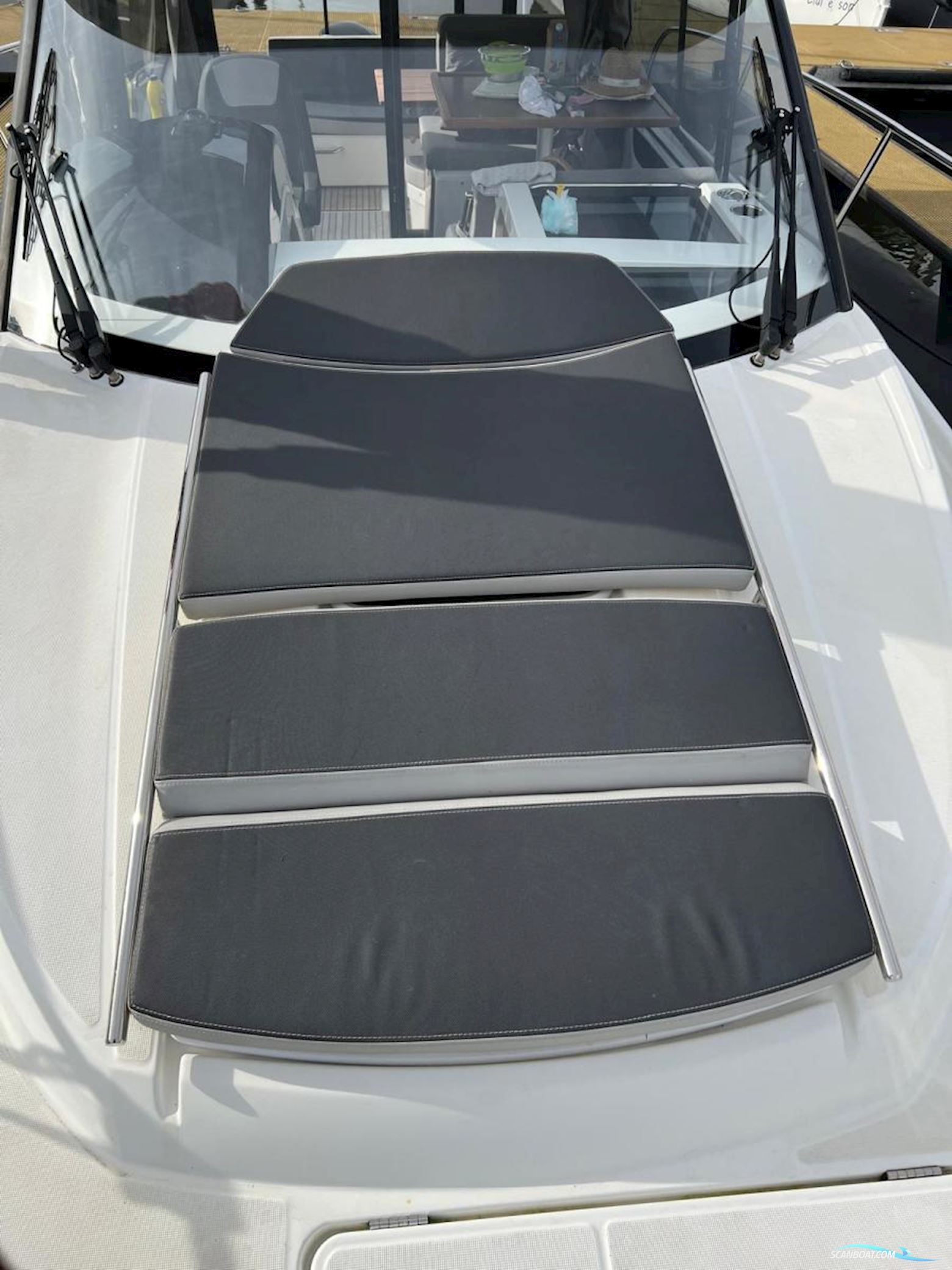 Jeanneau Merry Fisher 895 met boeg en heckschroef