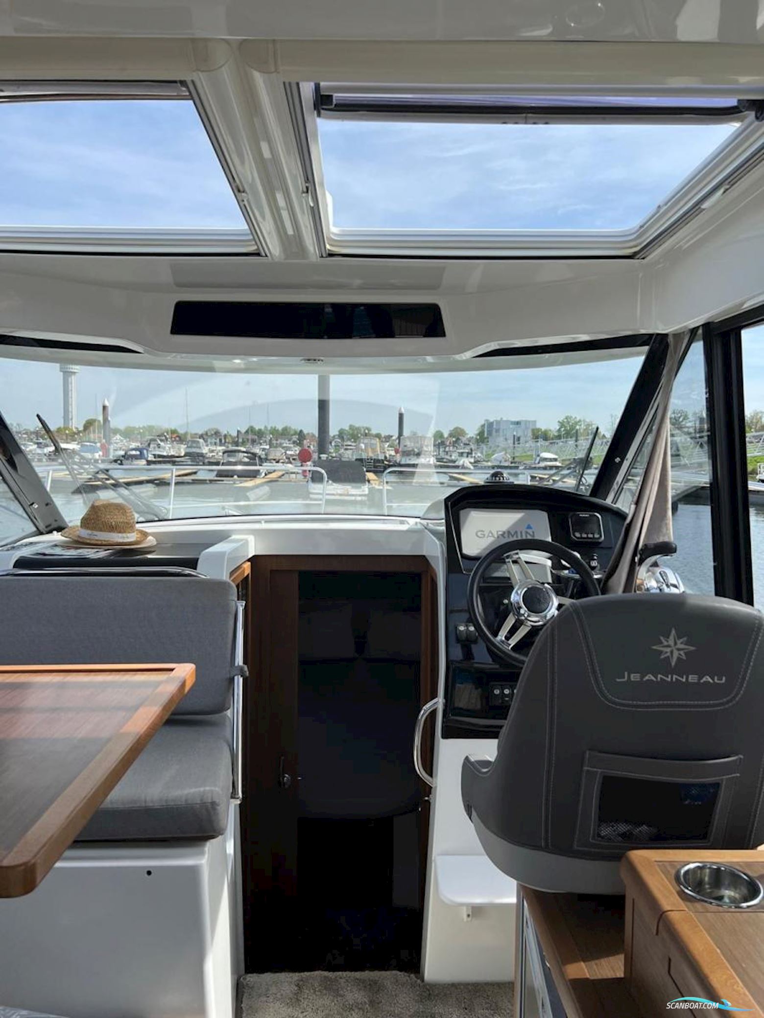 Jeanneau Merry Fisher 895 met boeg en heckschroef