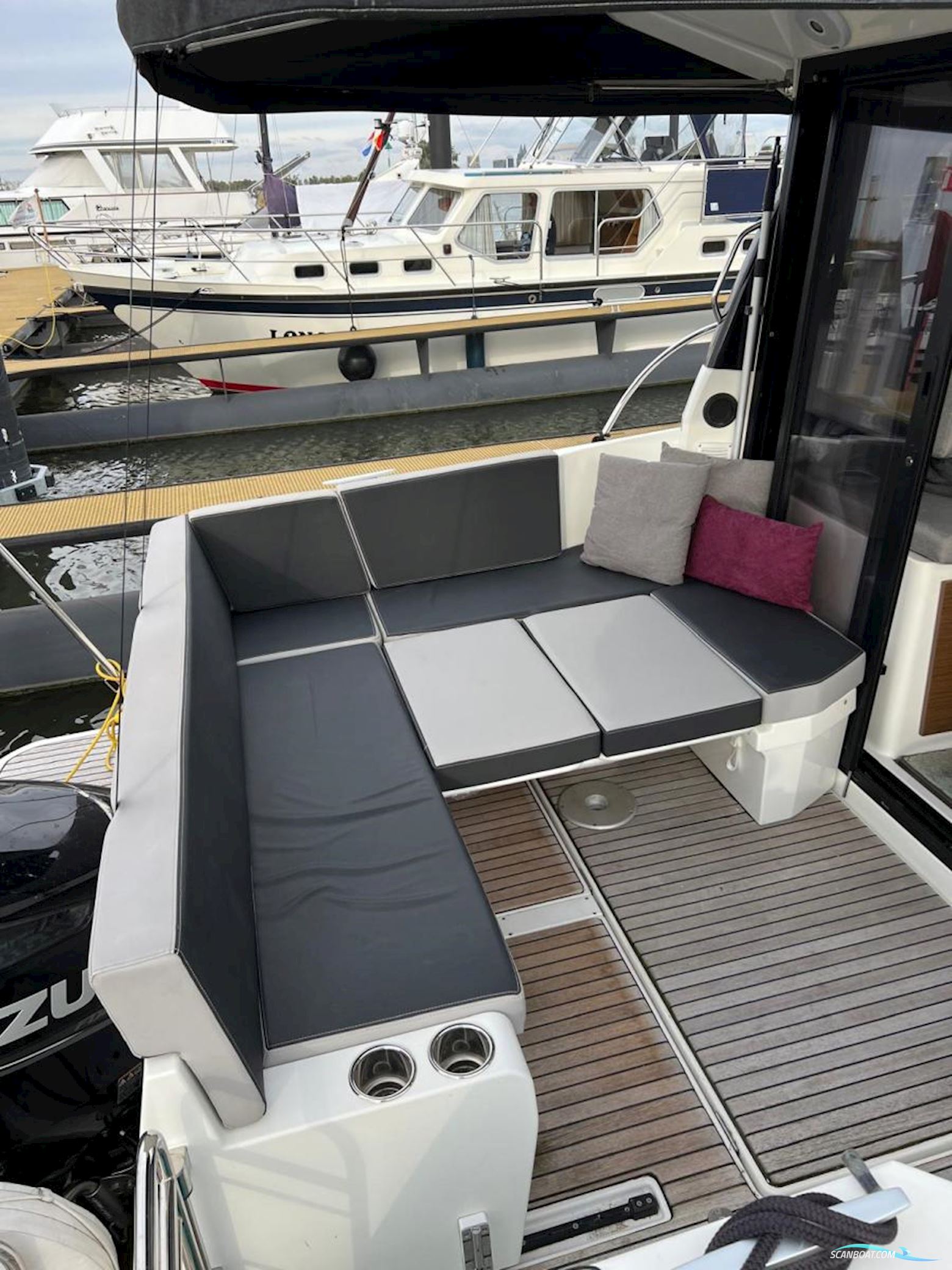 Jeanneau Merry Fisher 895 met boeg en heckschroef