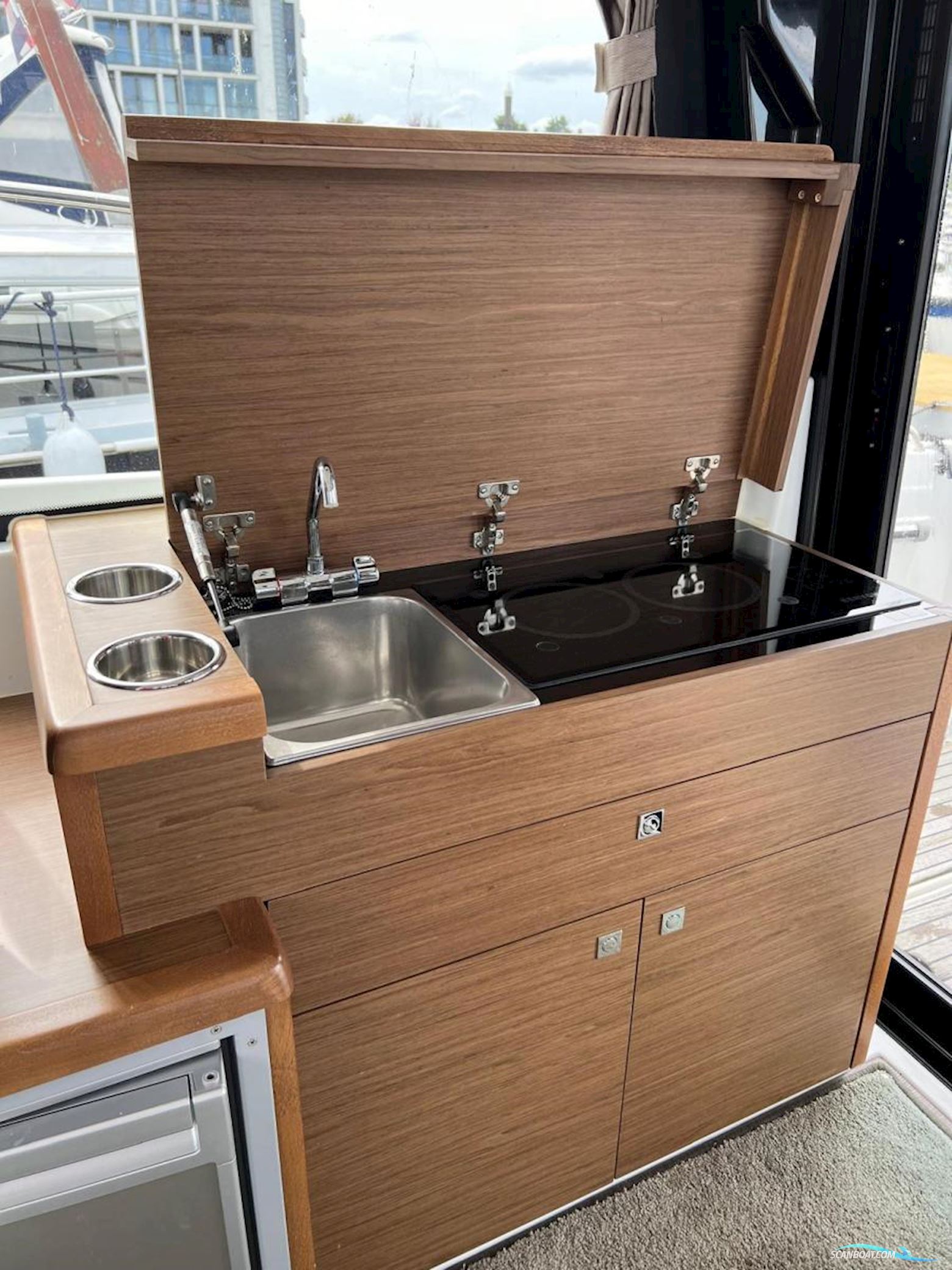 Jeanneau Merry Fisher 895 met boeg en heckschroef