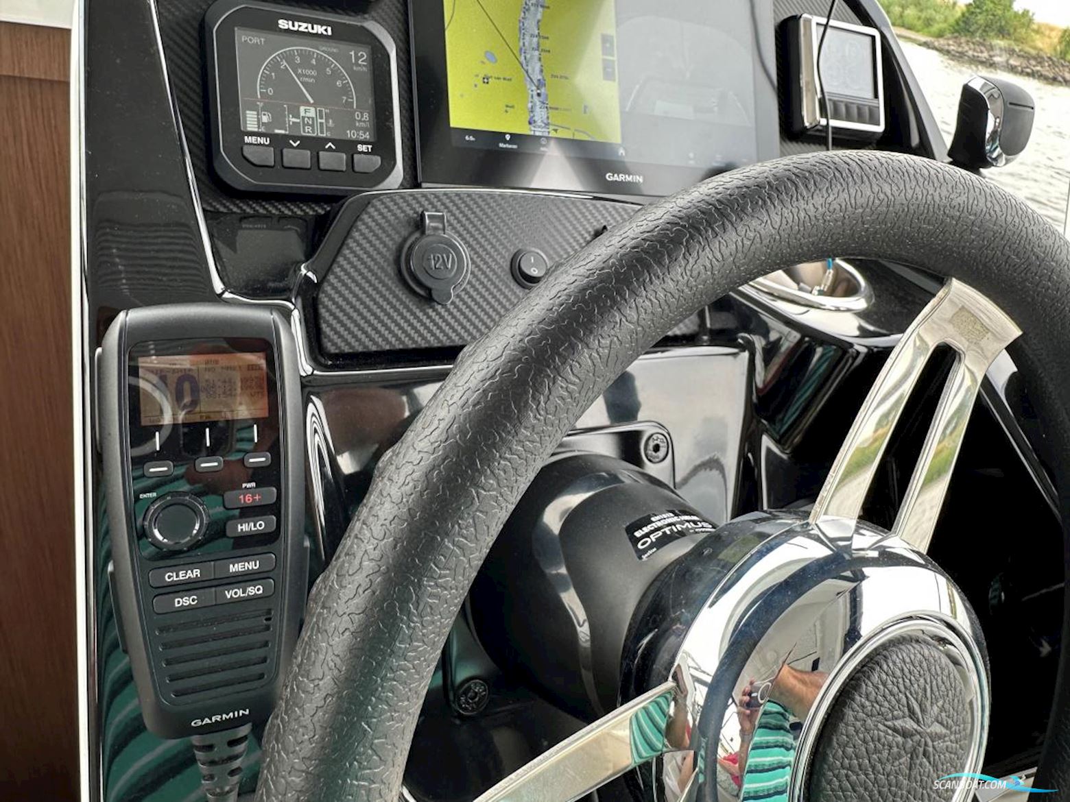 Jeanneau Merry Fisher 895 offshore met Joystick Suzuki Electric steer by wire Stuursysteem