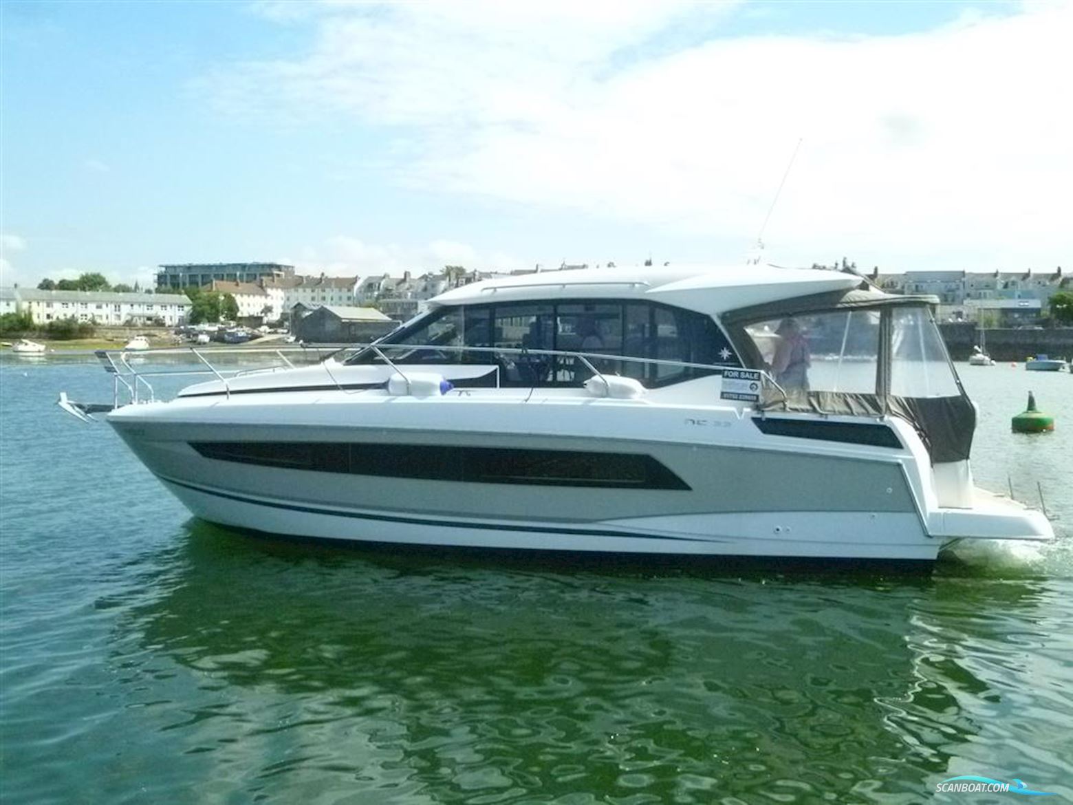 Jeanneau NC 33 Motorbåd 2017, med 2 x Volvo Penta D3 - 220DP + Joystick motor, England
