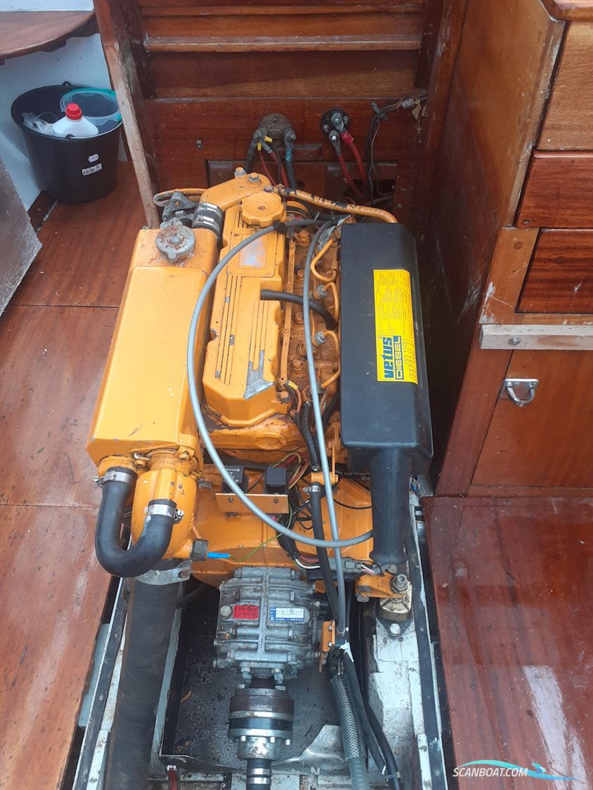 Klassisk Mahogny Motorbåd Med Dieselmotor