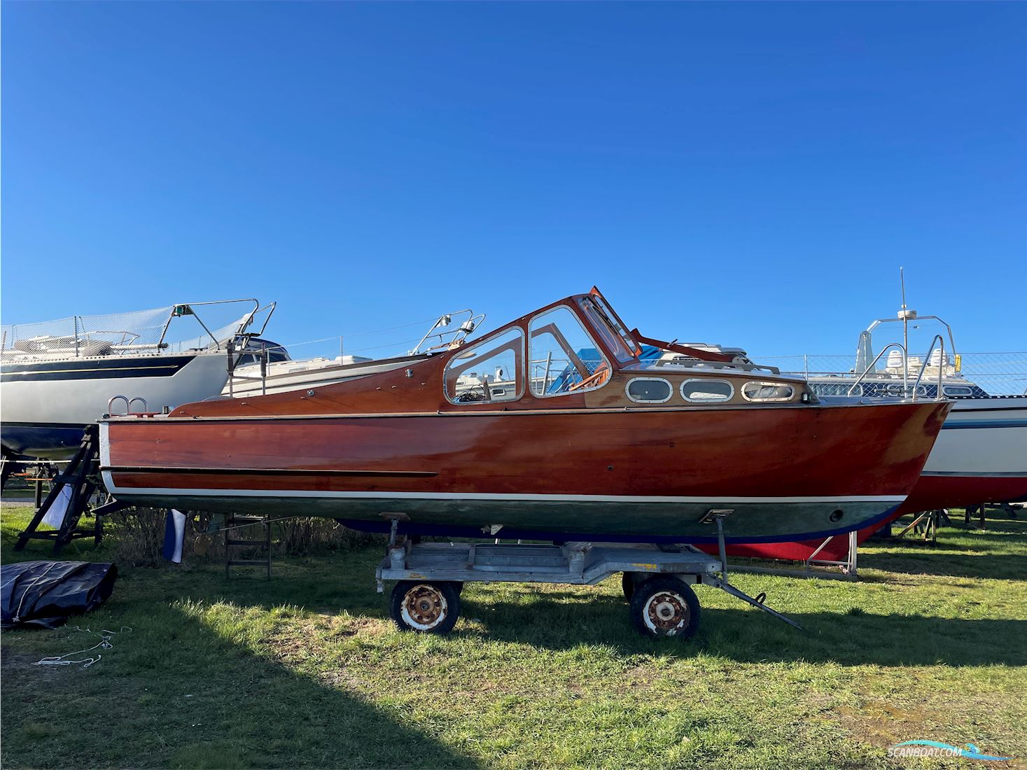 Klassisk Mahogny Motorbåd Med Dieselmotor