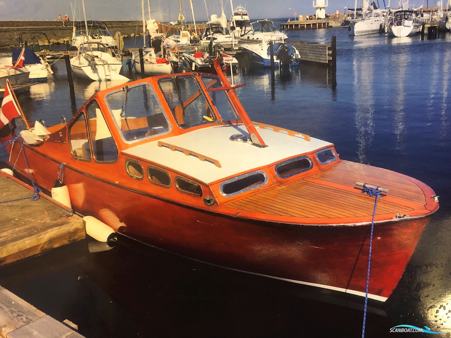 Klassisk Mahogny Motorbåd Med Dieselmotor