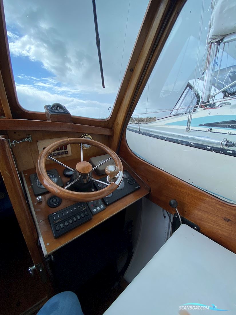 Klassisk Mahogny Motorbåd Med Dieselmotor