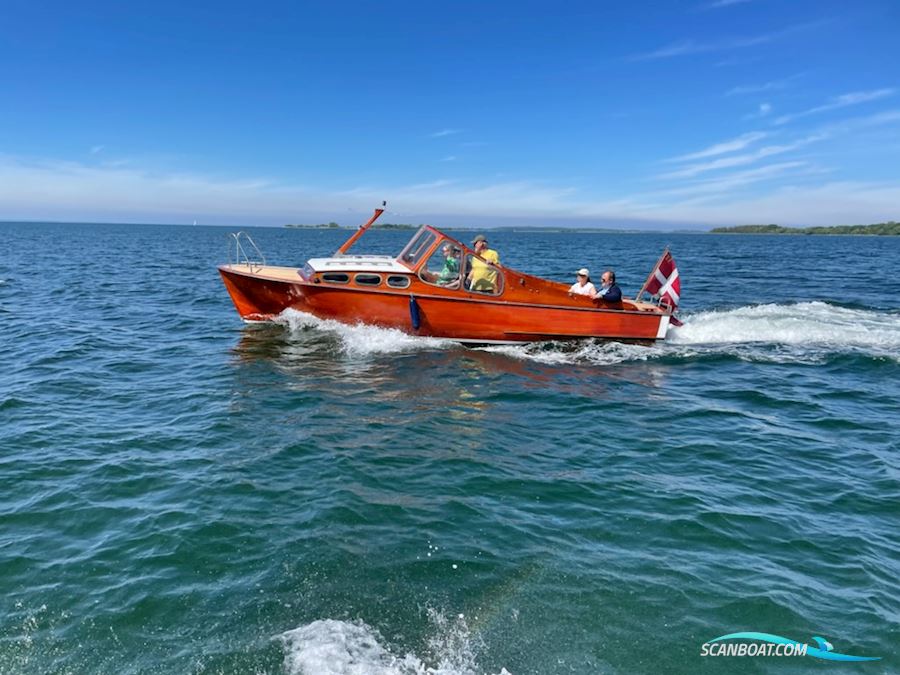 Klassisk Mahogny Motorbåd Med Dieselmotor