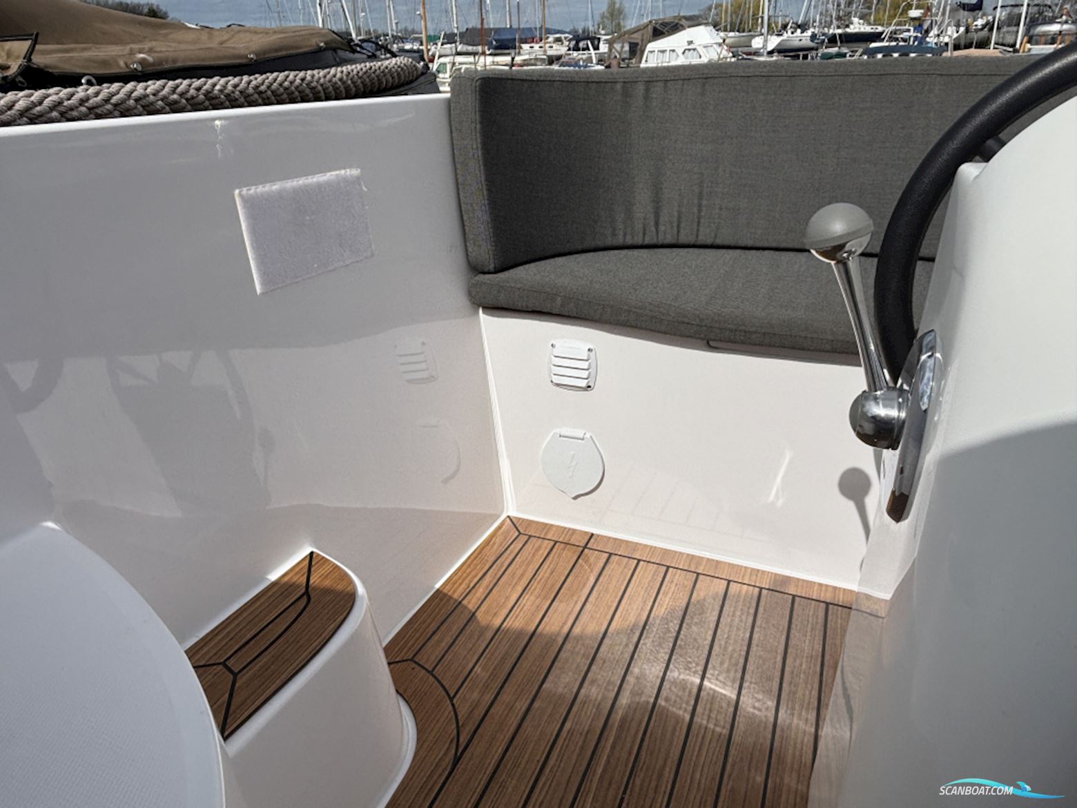 Lago Amore 570 Tender