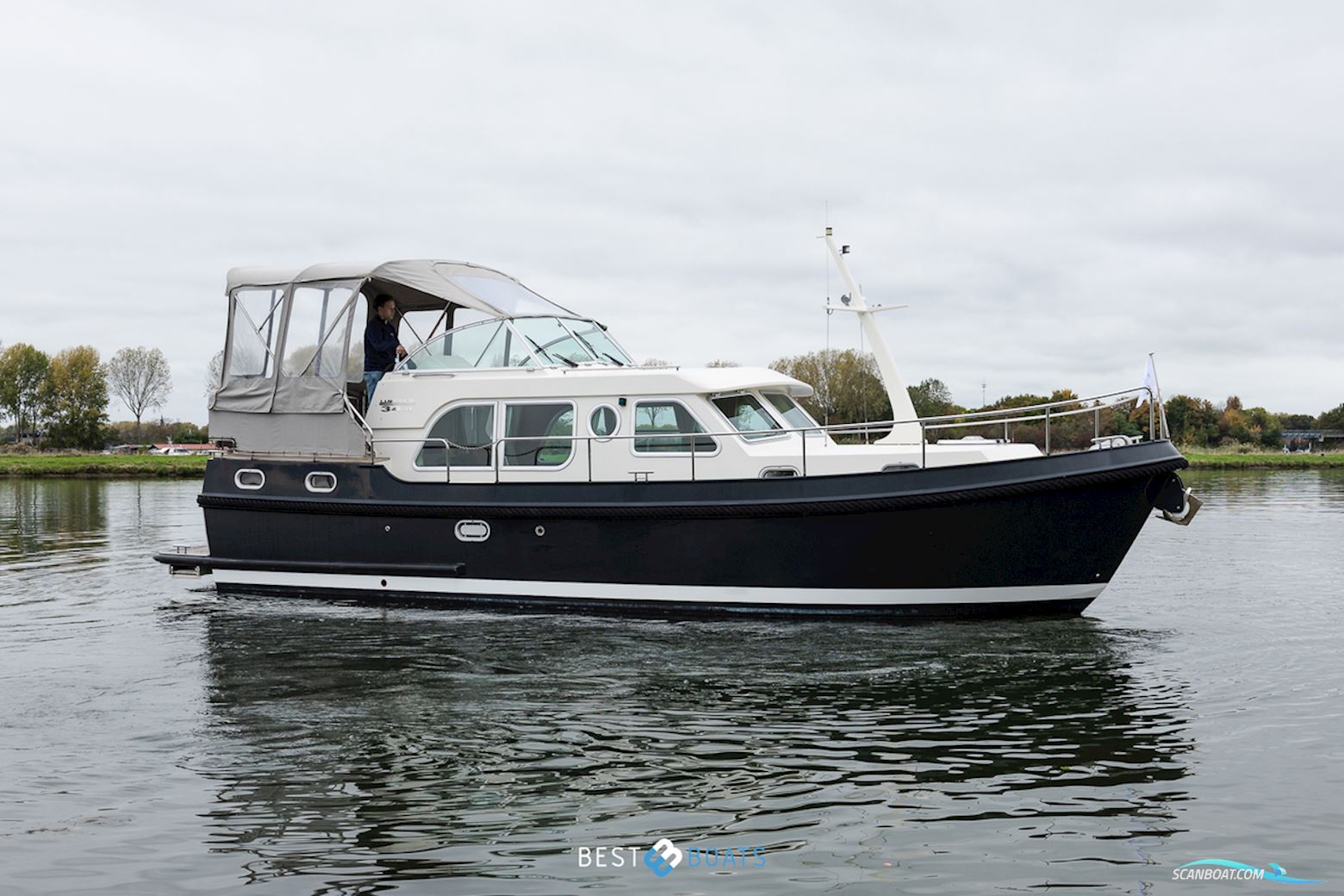 Linssen Grand Sturdy 34.9 AC Motorbåd 2010, med Volvo Penta is een Zweeds merk dat wereldwijd bekendstaat om betrouwbare en krachtige scheepsmotoren en aandrijfsystemen. Ze leveren zowel diesel- al motor, Holland
