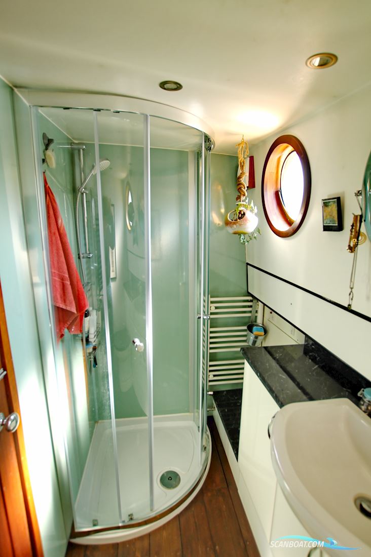 Luxe Motor Live Aboard