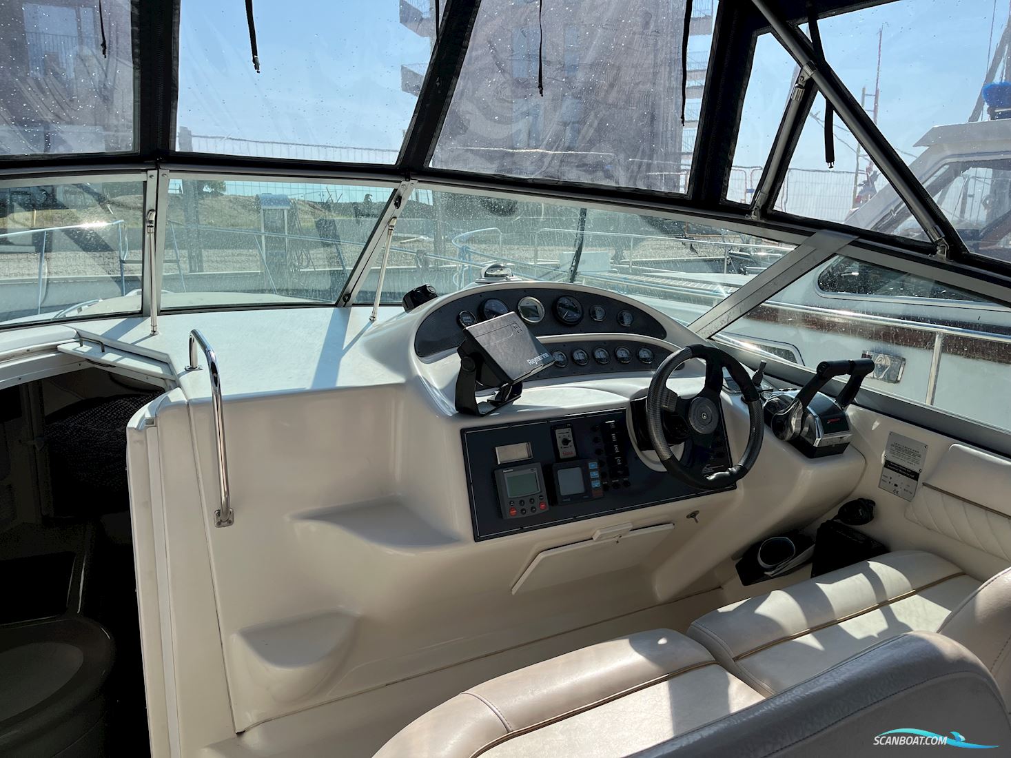 Monterey 322 Cruiser