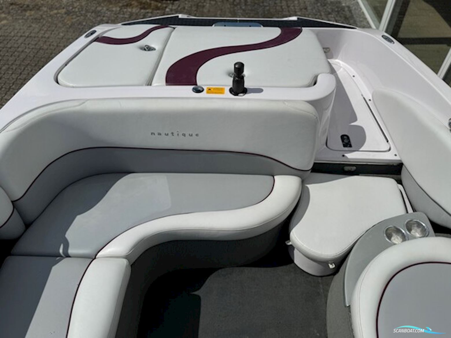 Nautique 226 Limited med 375 hk ZR6 8,1L V8 i/o og 3000 kg Humbauer bådtrailer - Engros til CVR nummer