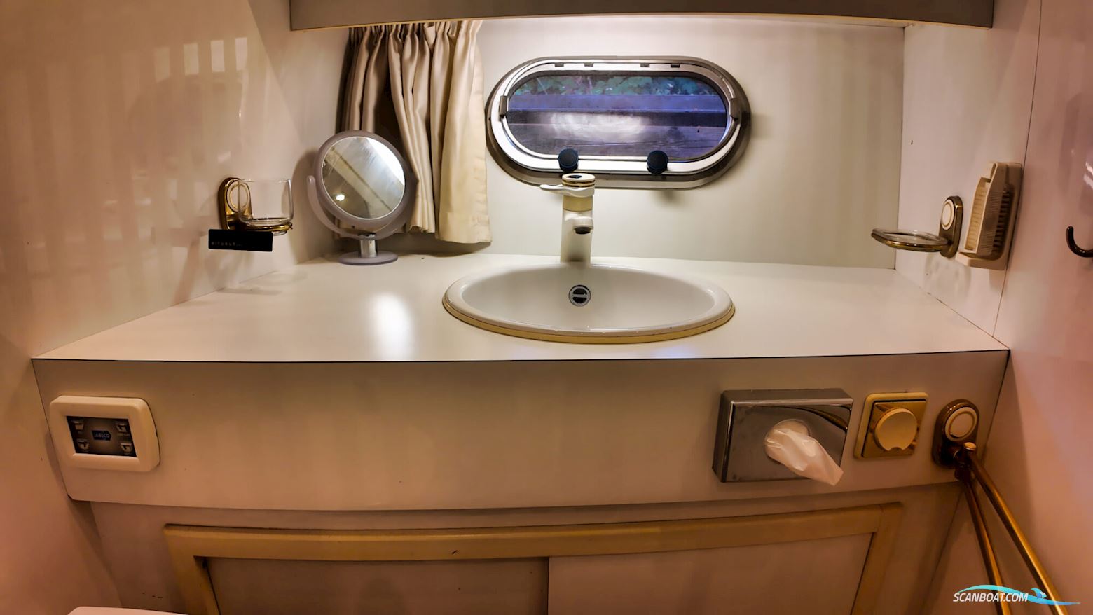 Neptunus 138 / 46 Flybridge Sedan