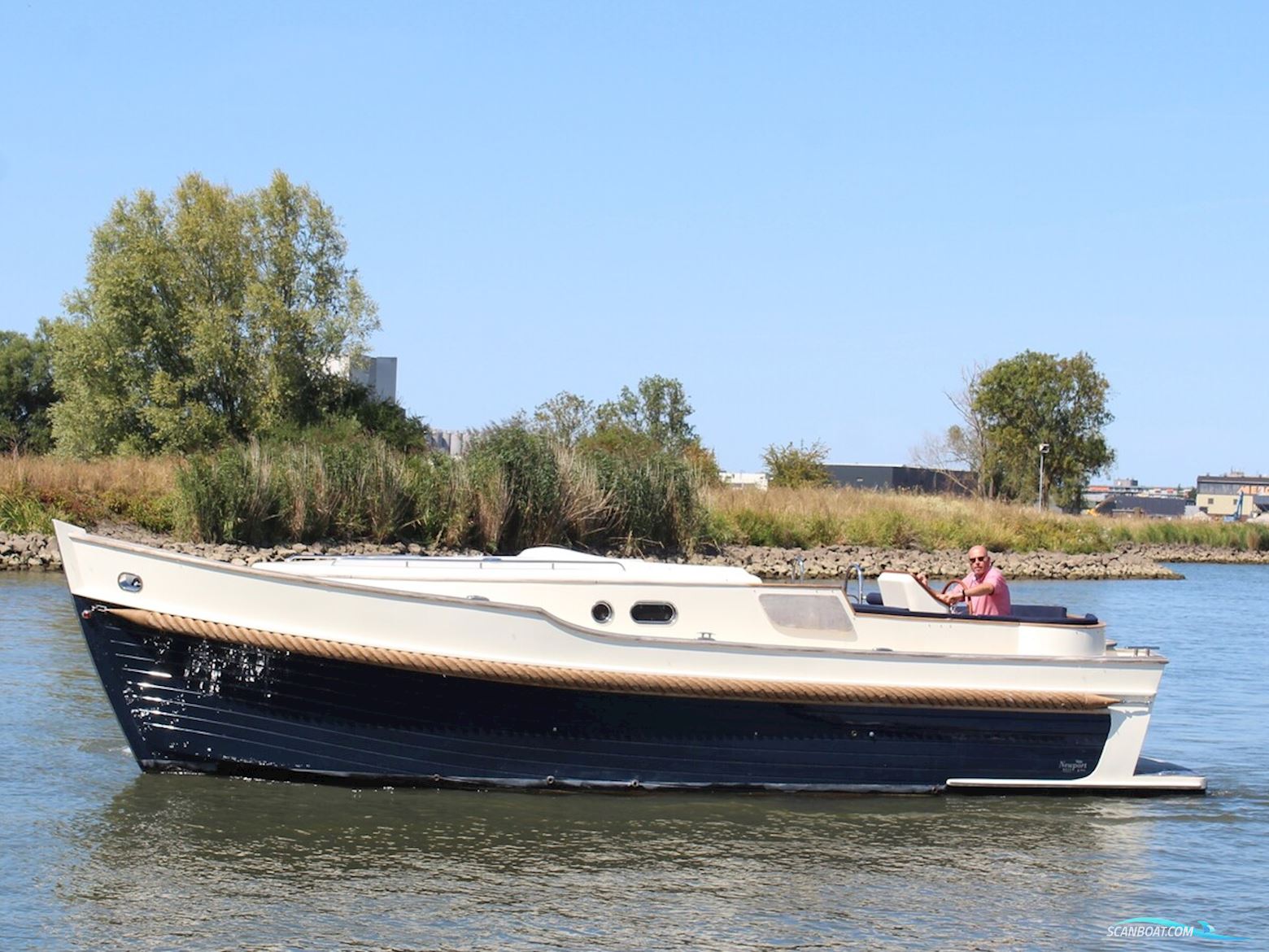 Newport Bass Motorbåd 2024, med In Geluiddempende Kist motor, Holland