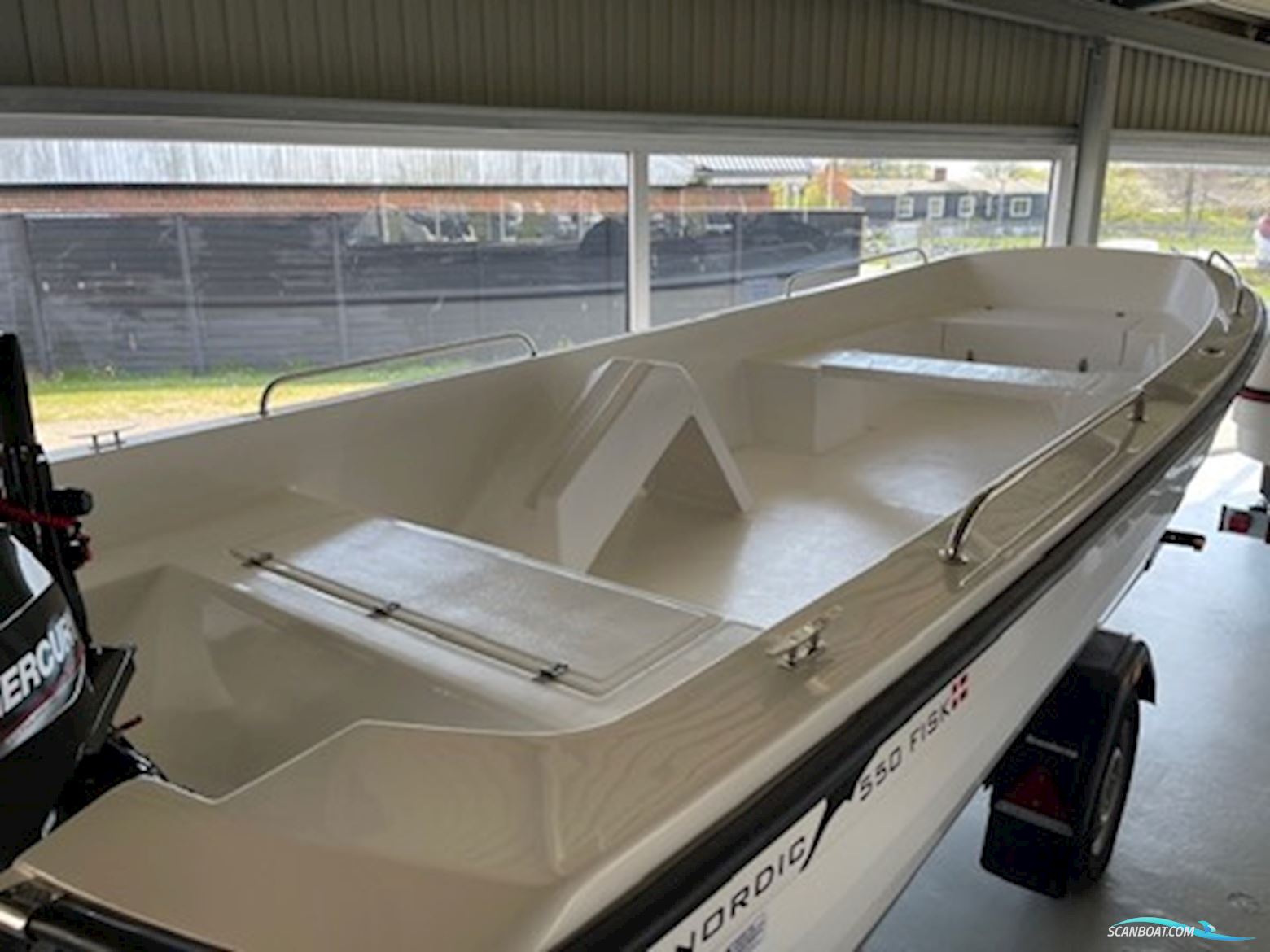 NORDIC 550 FISK MED SELVLÆNSENDE DØRK