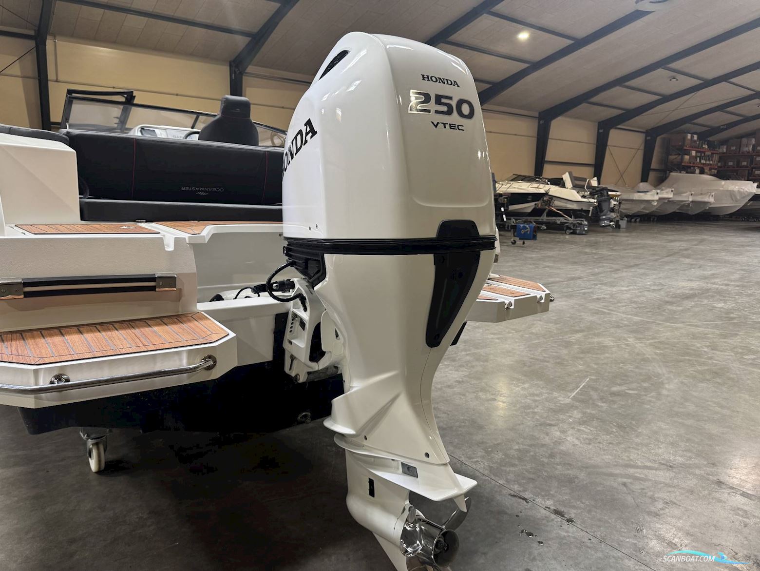 Oceanmaster 680DC m/ 250 Honda 4-Takt Kun 60 Timer