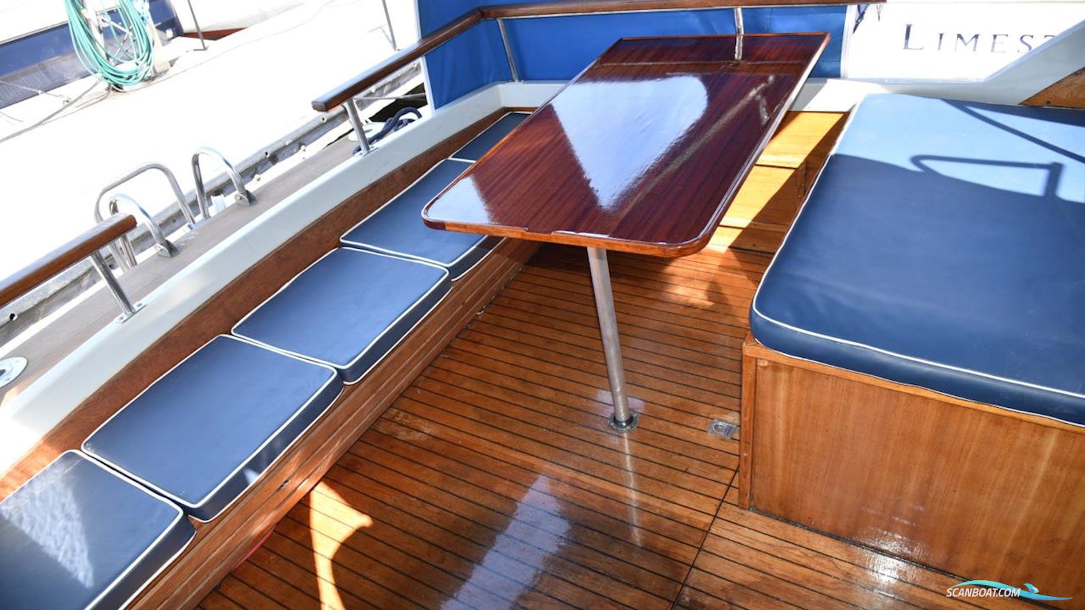 Parad 31 Flying Bridge