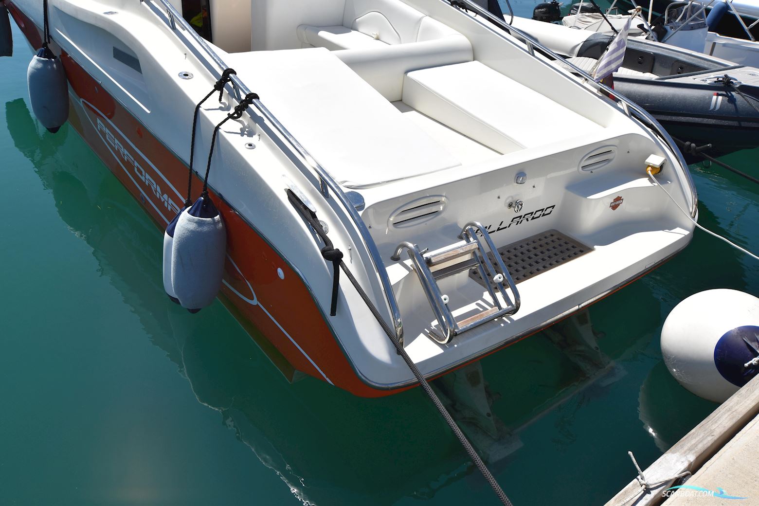 Performance Cruising 907