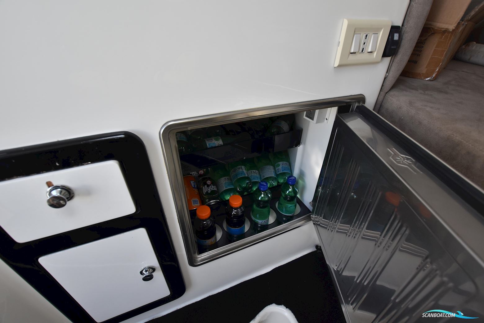 Performance Cruising 907