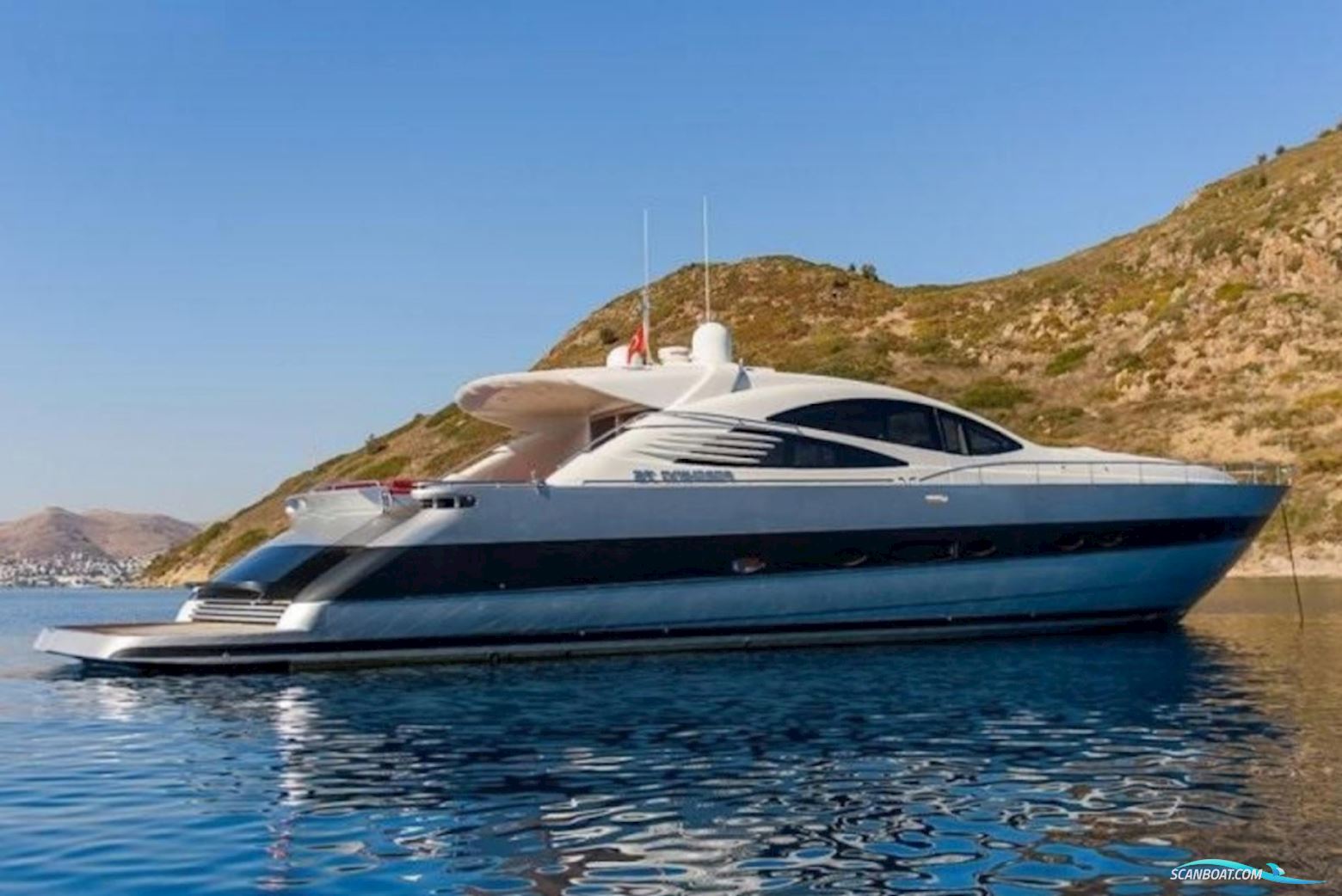 Pershing 76