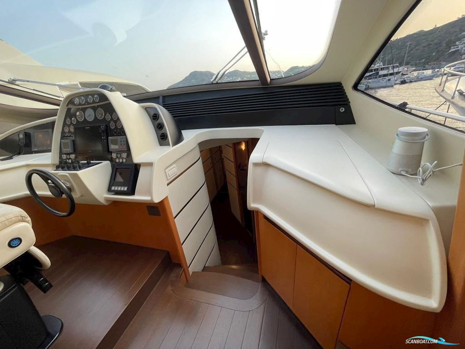 Pershing 76