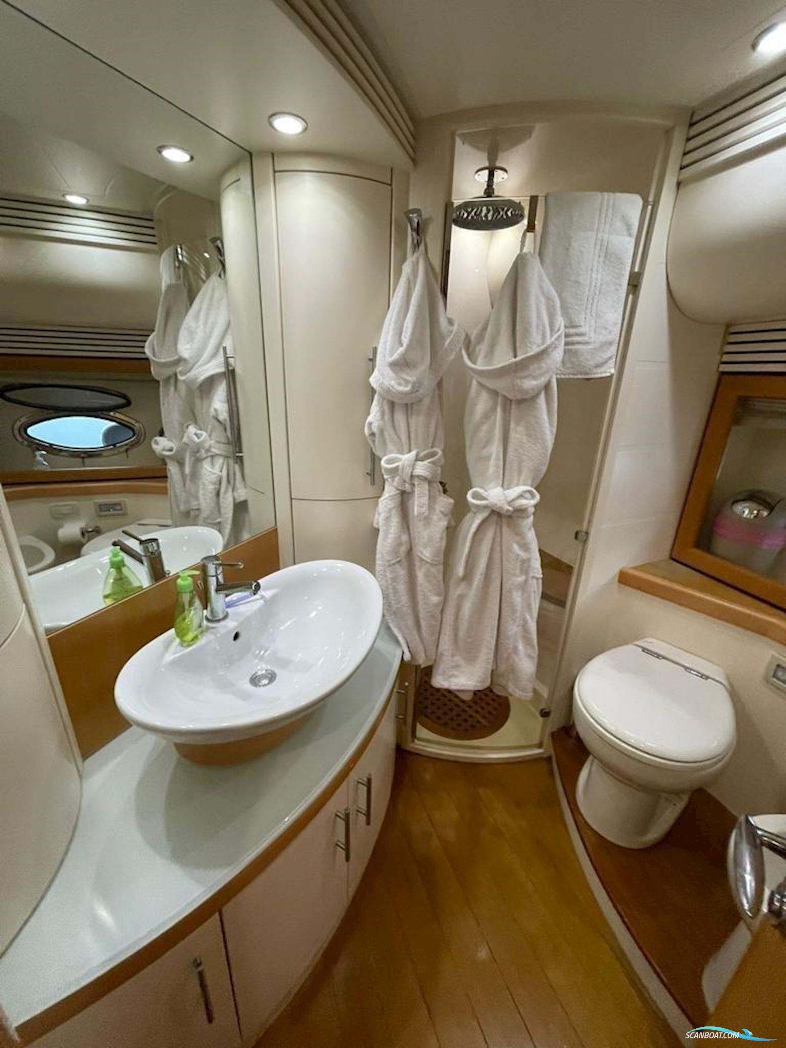 Pershing 76