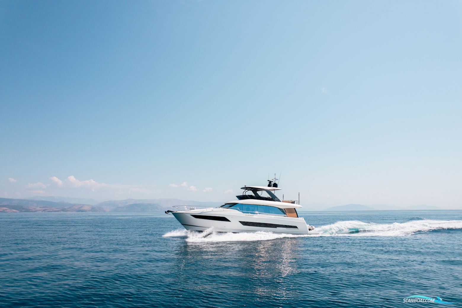 Prestige 690 flybridge