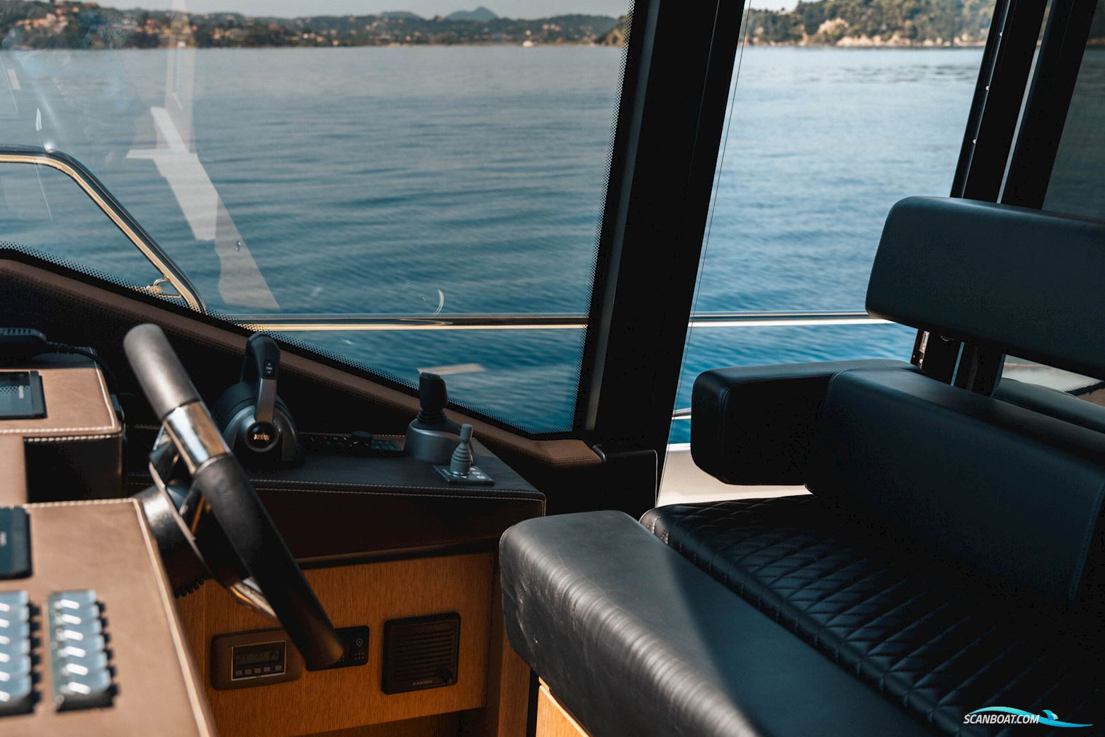 Prestige 690 flybridge