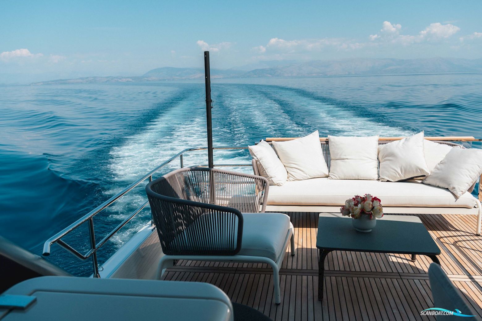 Prestige 690 flybridge