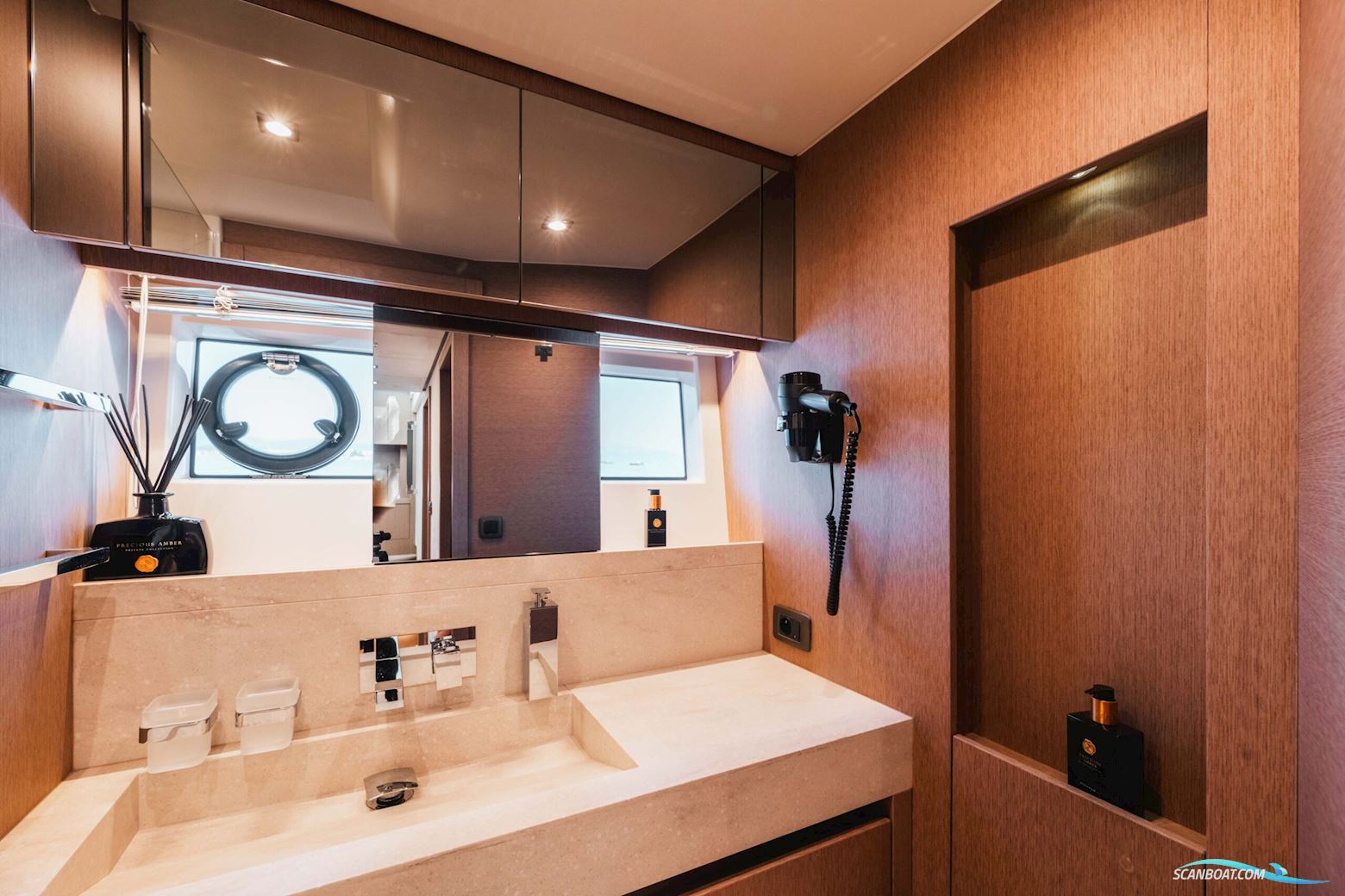 Prestige 690 flybridge