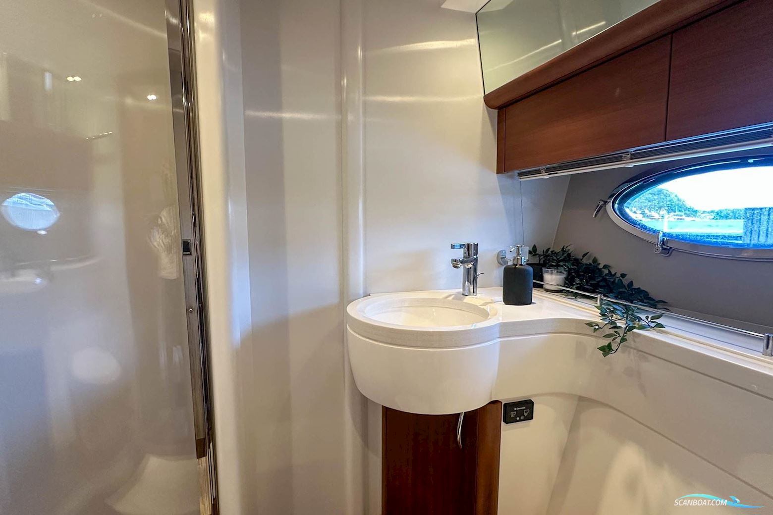 PRINCESS 42 Flybridge Motor Yacht