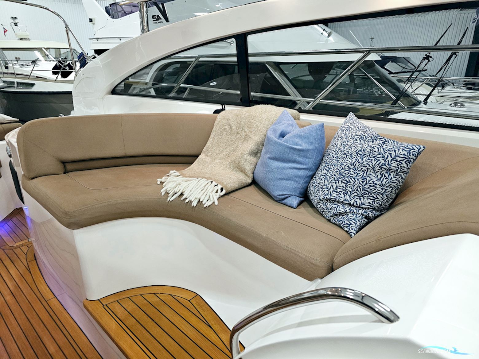 Princess V42 Volvo Penta D6-370 Joystick control