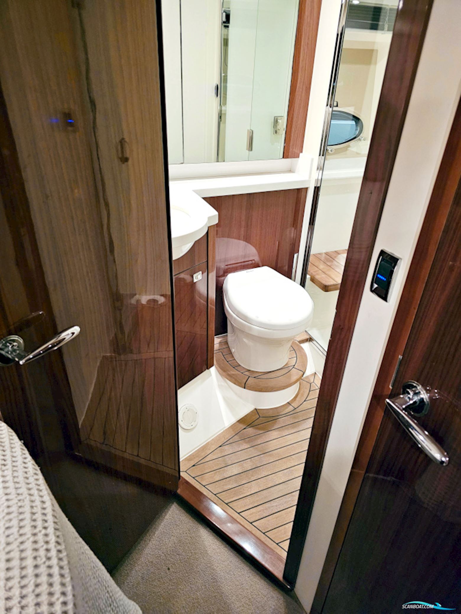 Princess V42 Volvo Penta D6-370 Joystick Control