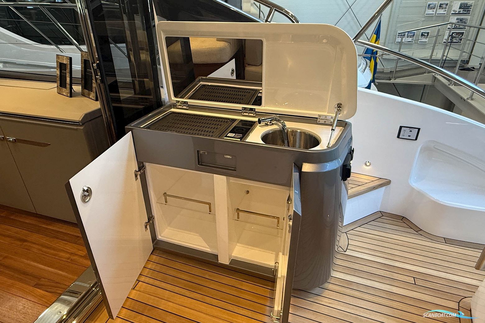 PRINCESS V50 Deck saloon