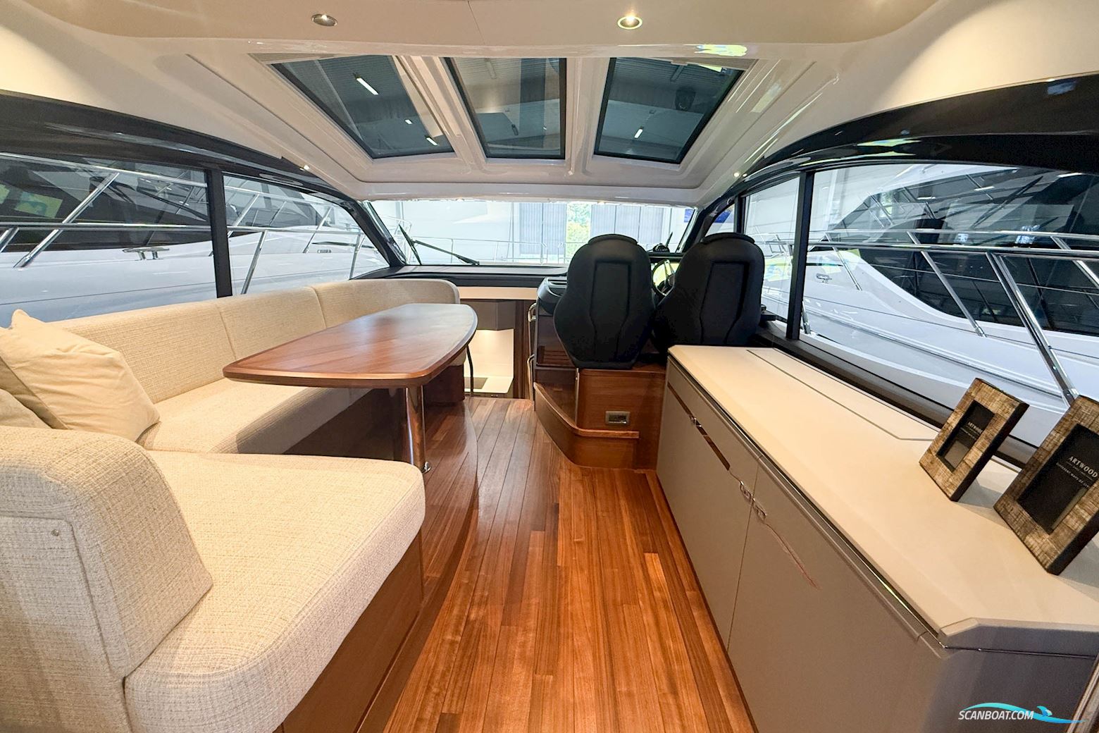 PRINCESS V50 Deck saloon