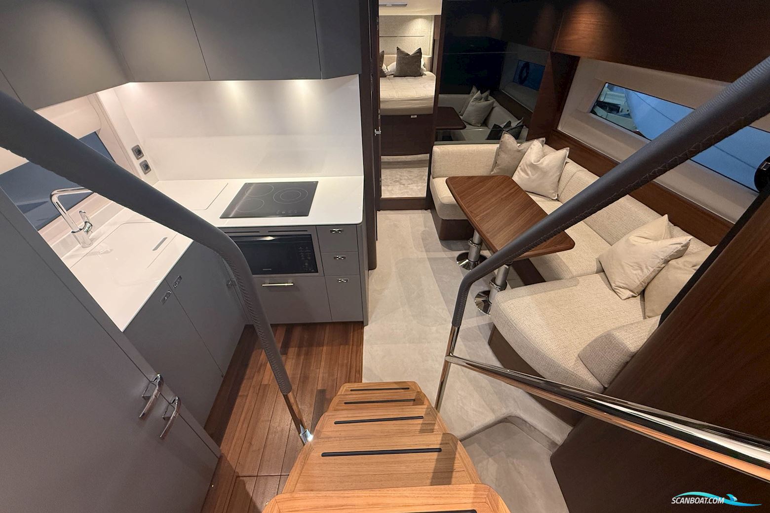 PRINCESS V50 Deck saloon