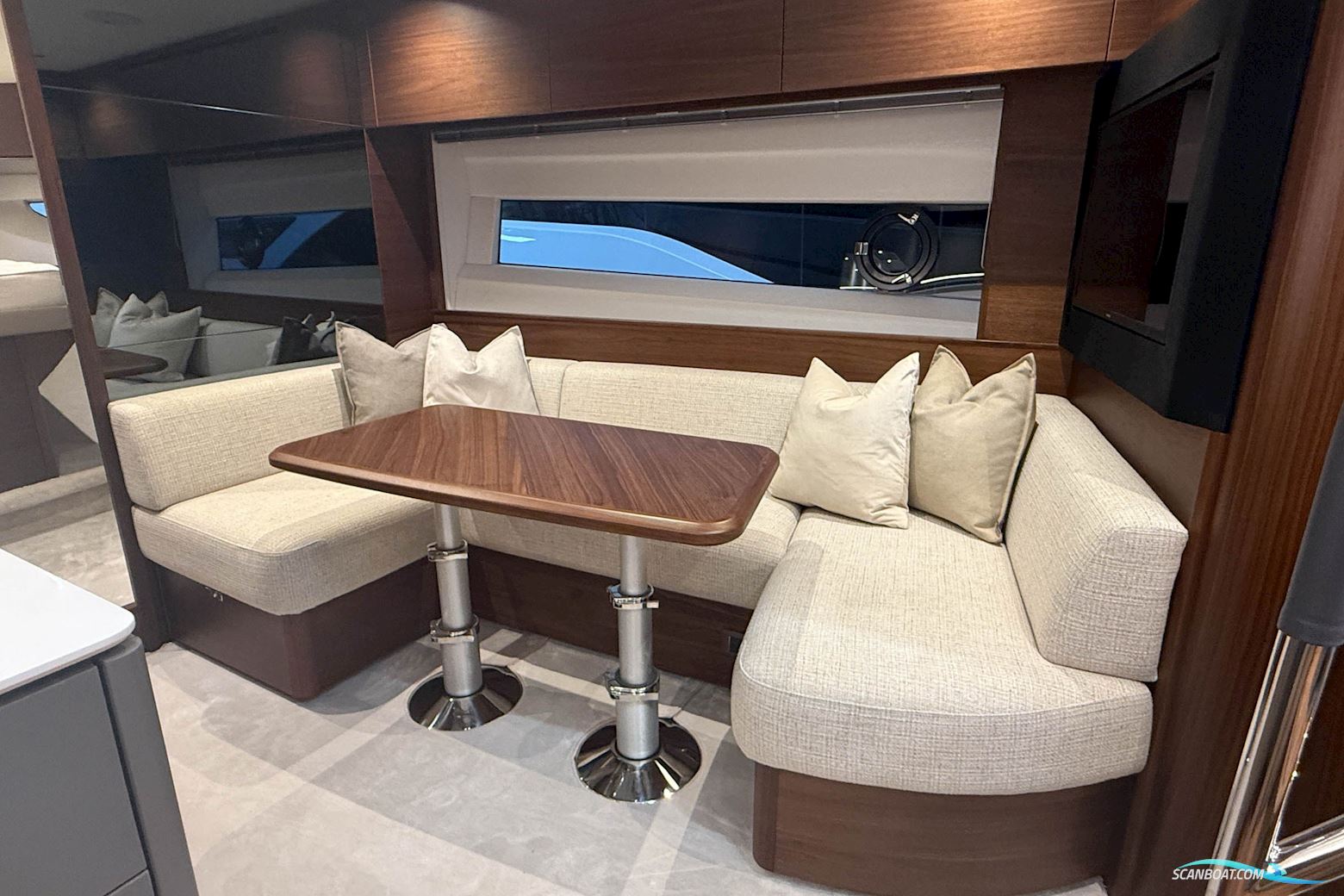 PRINCESS V50 Deck saloon