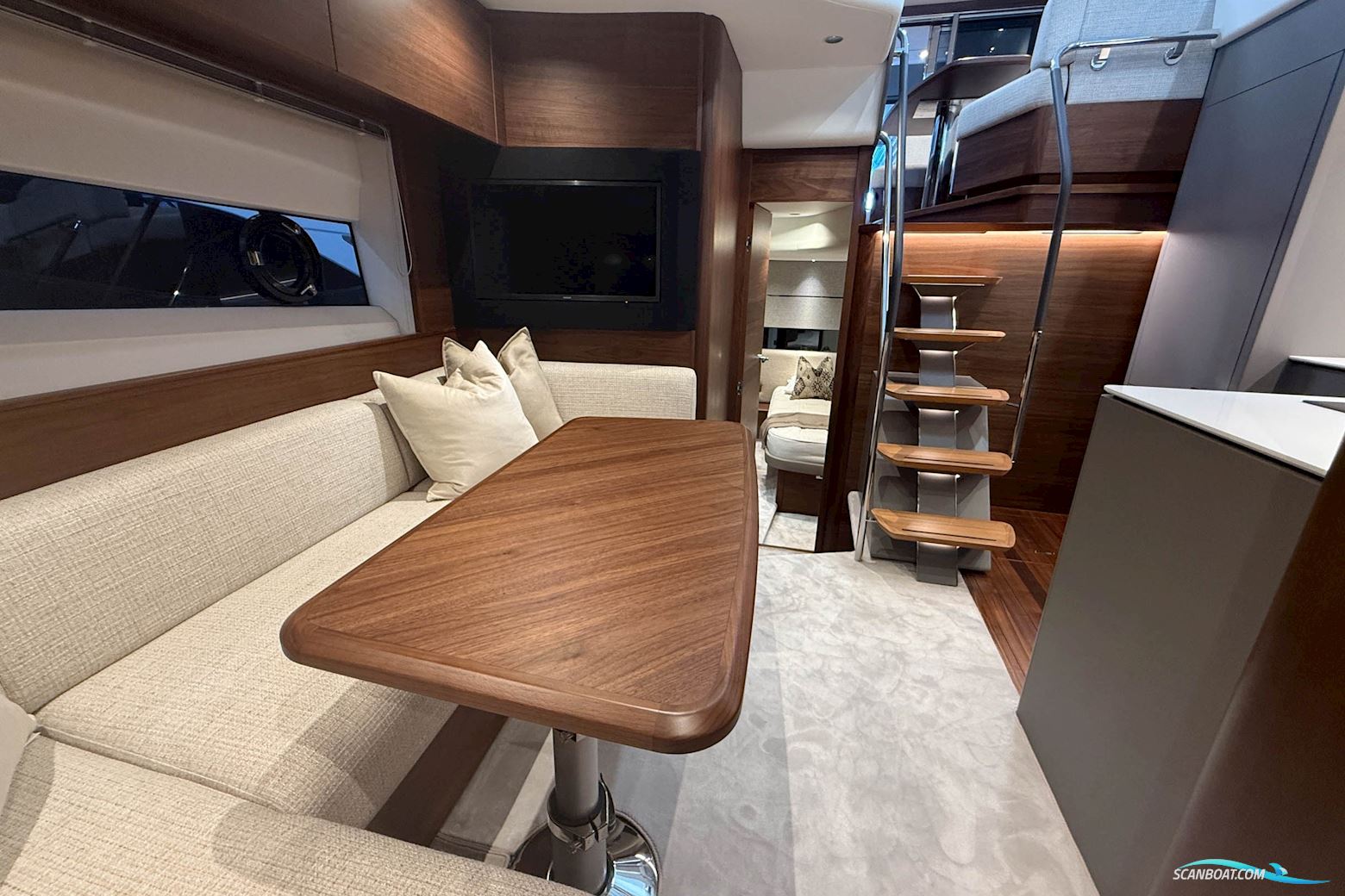 PRINCESS V50 Deck saloon