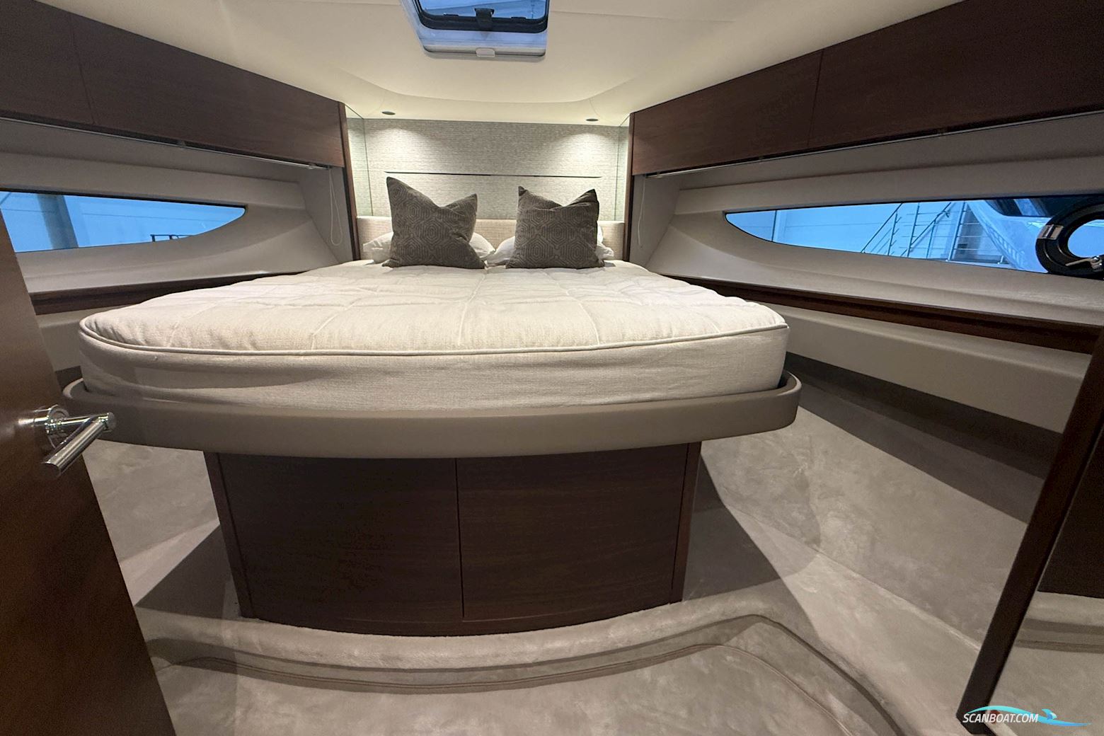 PRINCESS V50 Deck saloon