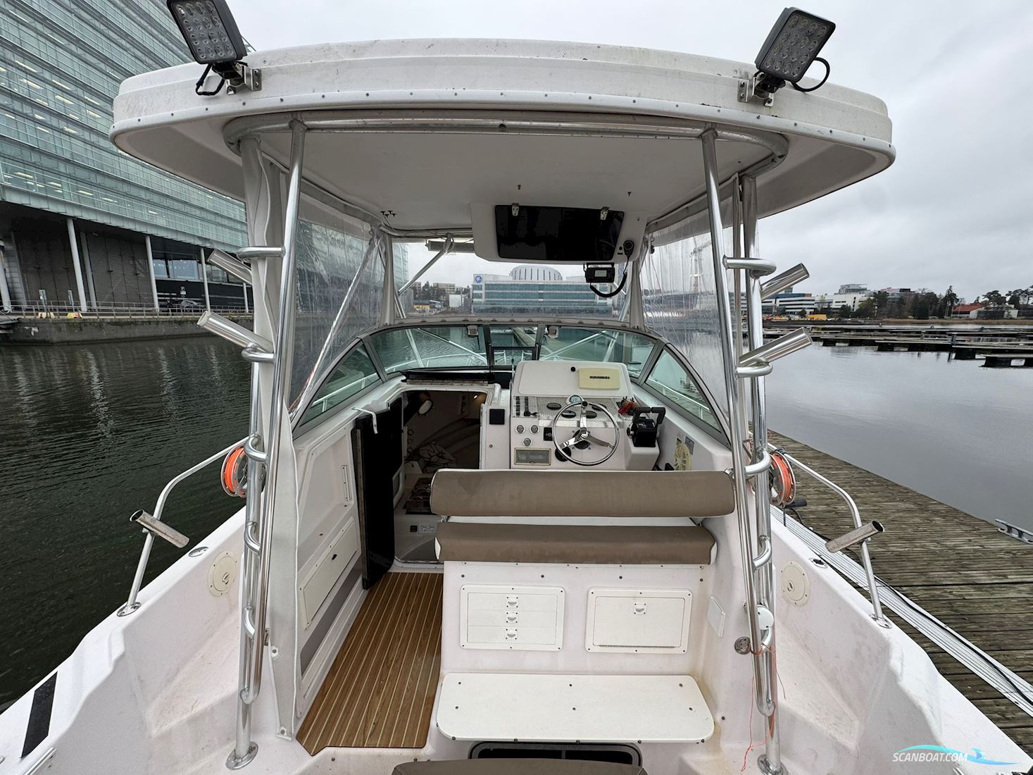Proline 2950 Mid Cabin