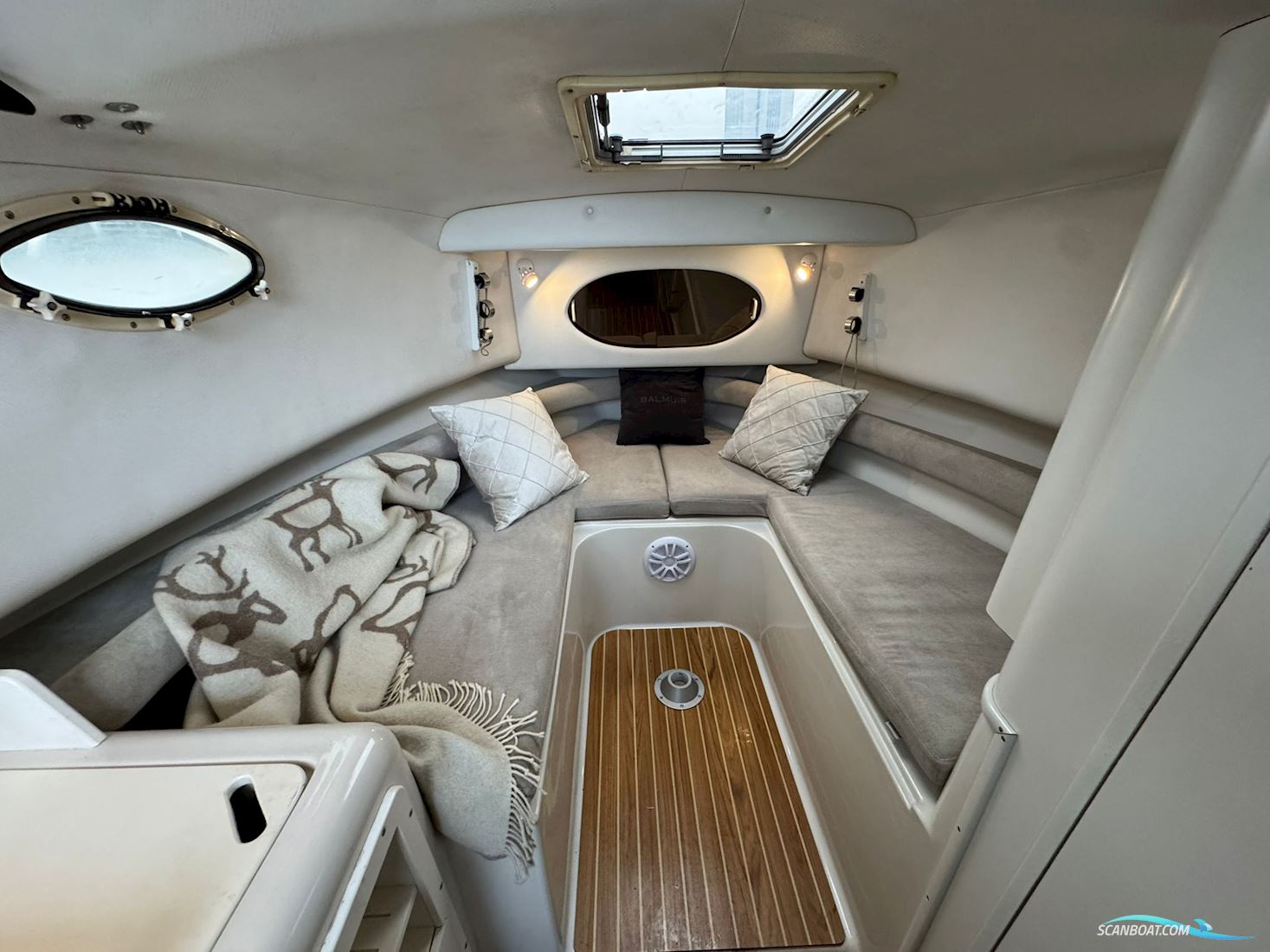 Proline 2950 Mid Cabin