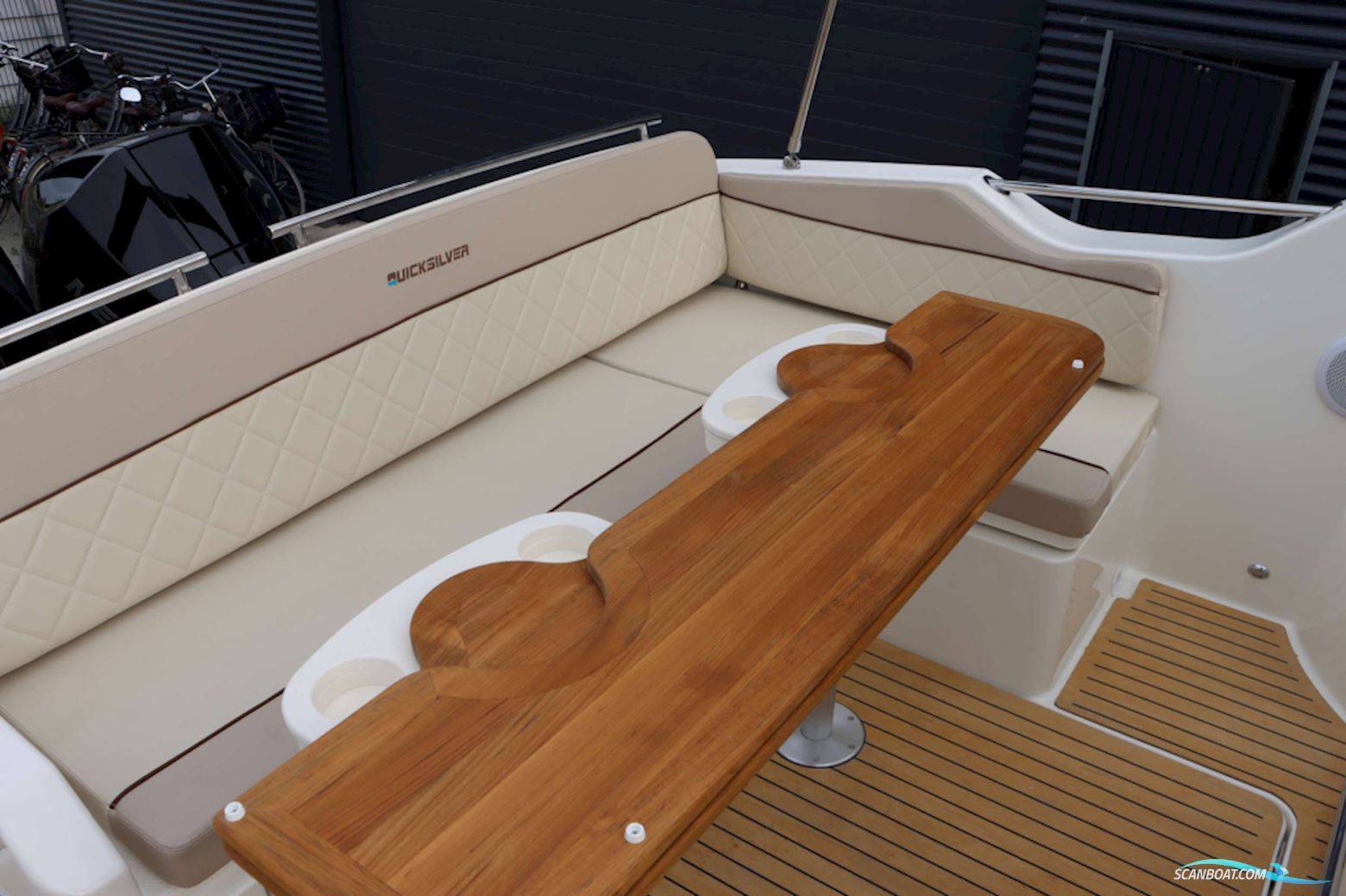 Quicksilver  Activ 875 Sundeck