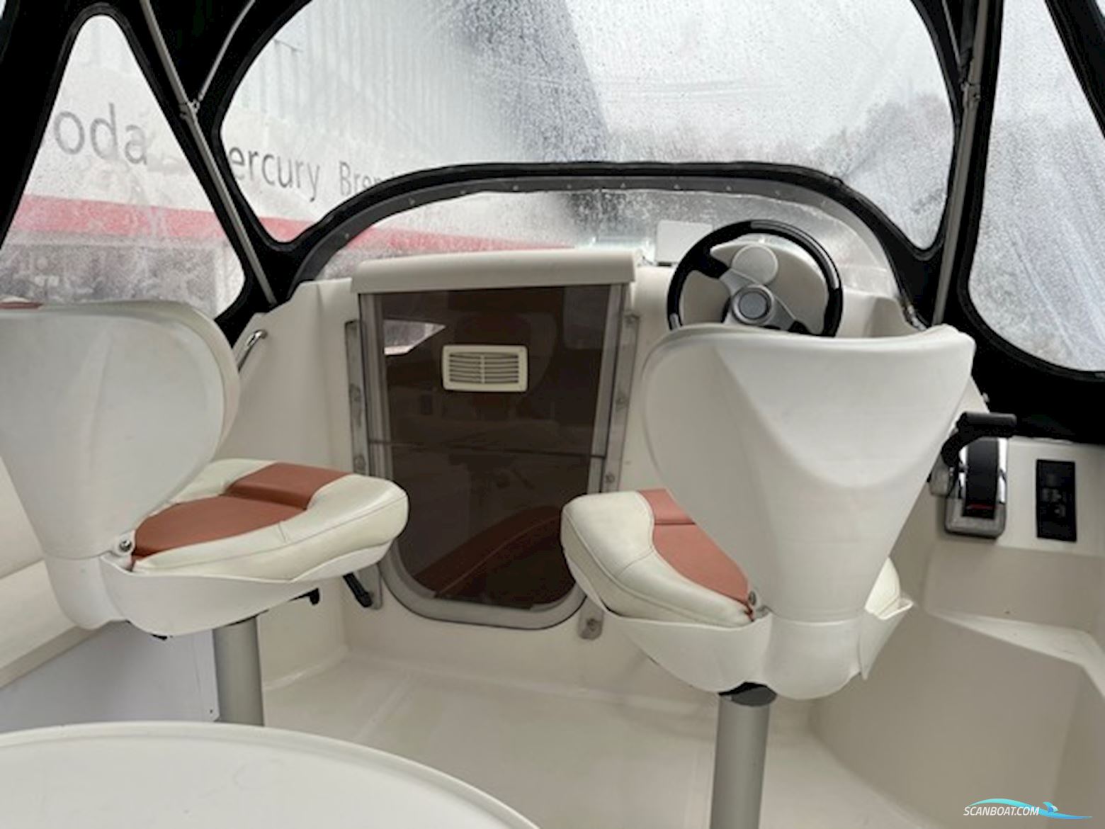 Quicksilver 470 Cruiser med 40 hk Mercury-EFI 4 takt og 1000 kg Brenderup bådtrailer 