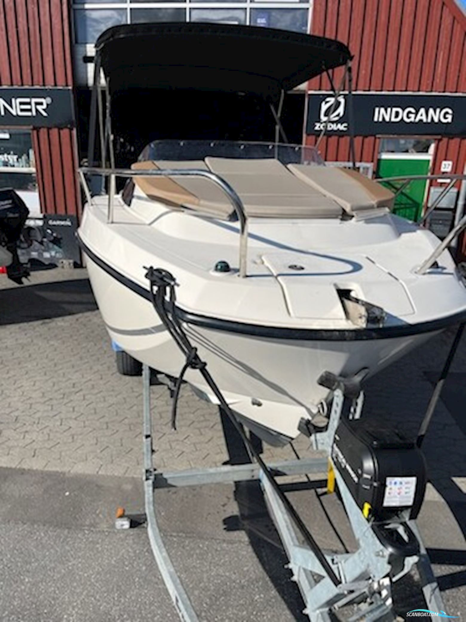 Quicksilver 555 Cabin