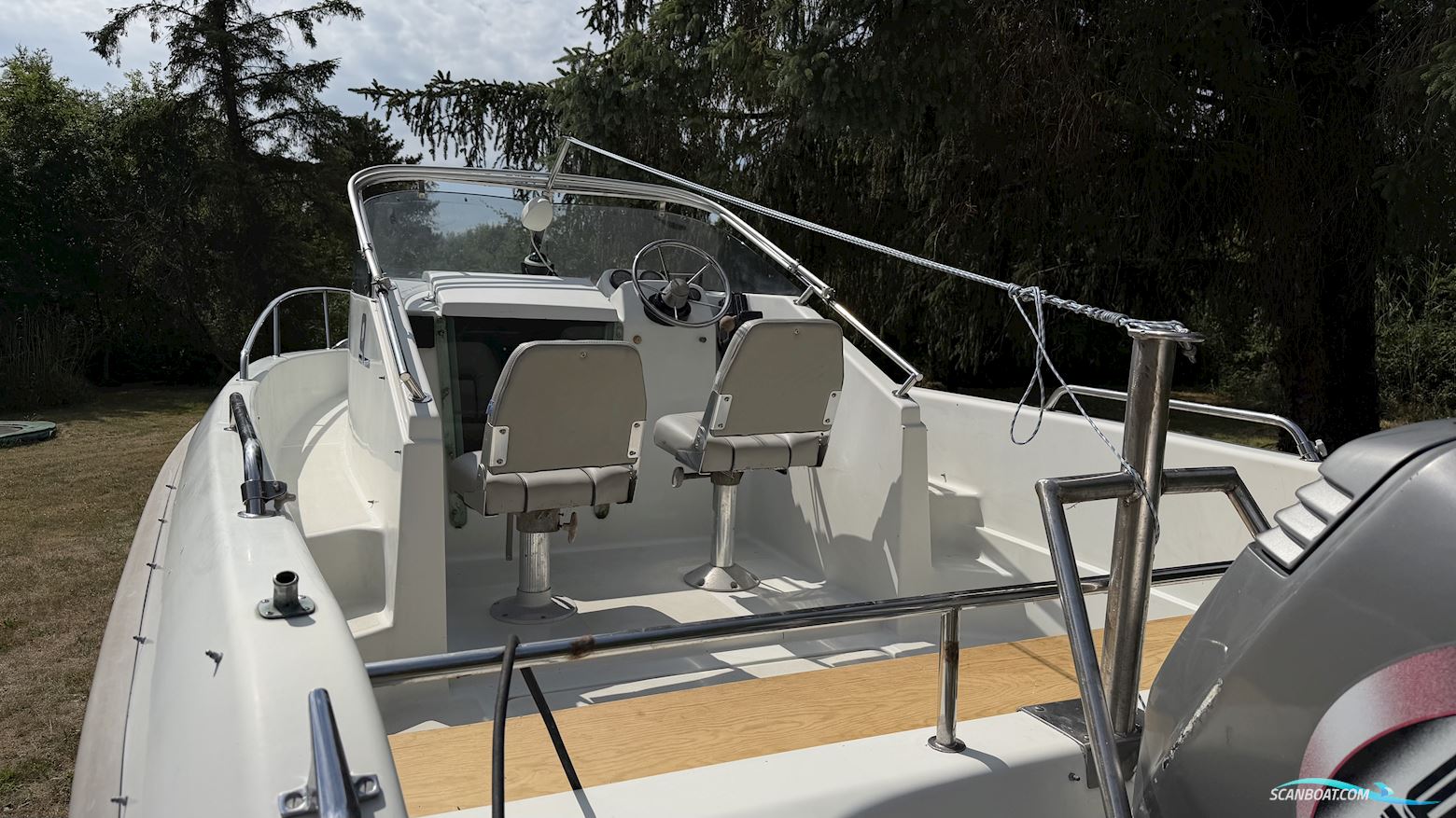 Quicksilver 640 Walk Around