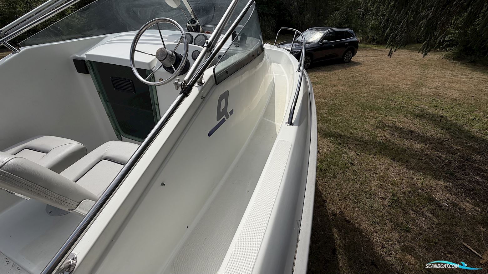 Quicksilver 640 Walk Around