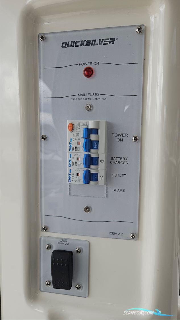 Quicksilver 755 Pilothouse