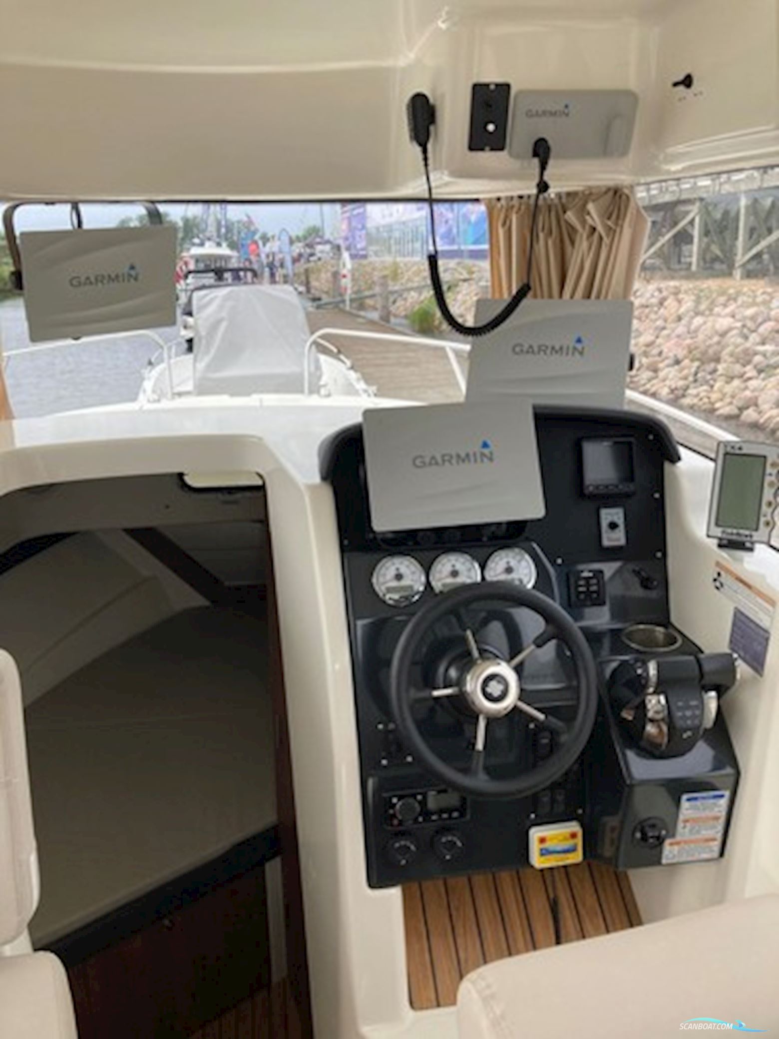 Quicksilver 905 pilothouse (twin 225)