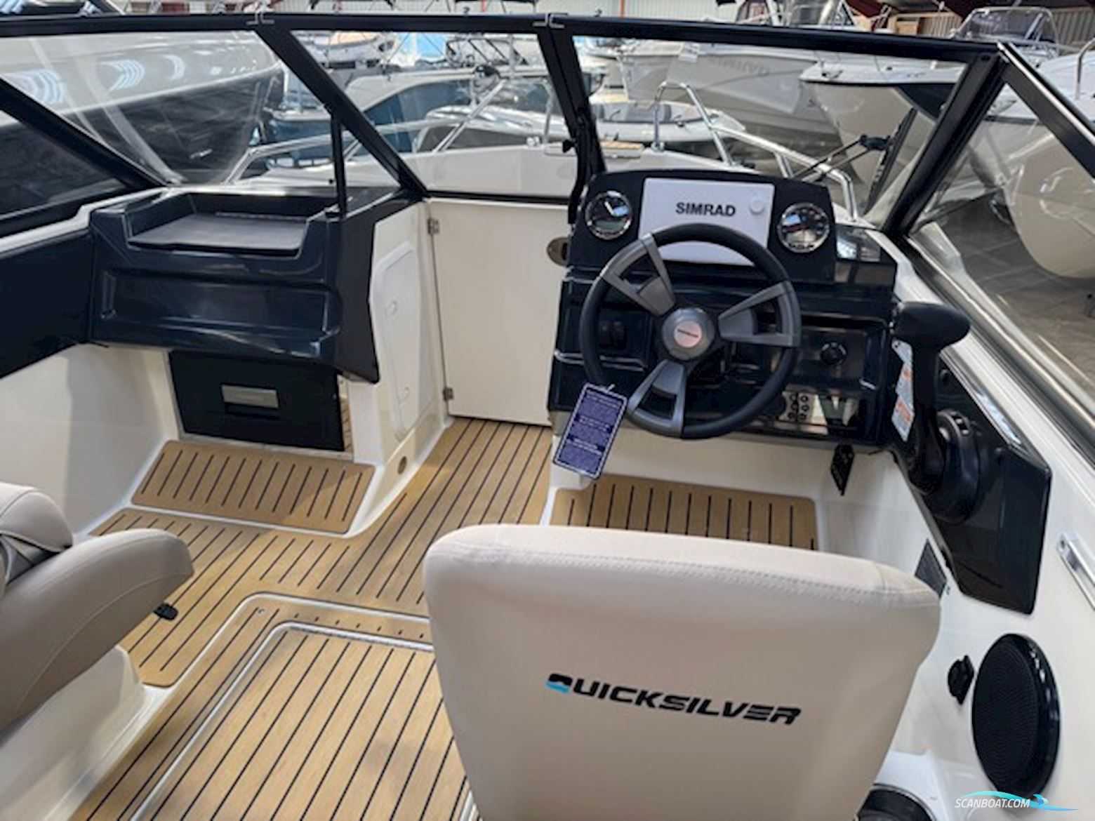 Quicksilver Activ 555 Bowrider med F115 Mercury-EFI ProXS 4 takt 2,1L - Topudstyret