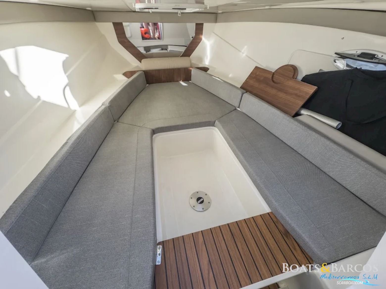 Quicksilver Activ 755 Sundeck